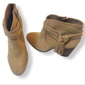 VINCE CAMUTO Tan Suede Tassle Bootie Sz10